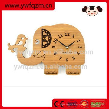 Horloge suspendue en bois